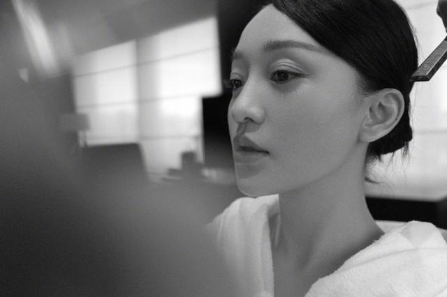 47歲周迅生圖太能打！穿純白長裙出席活動甜美又元氣，風韻猶存 娛樂八卦吃瓜 第4张