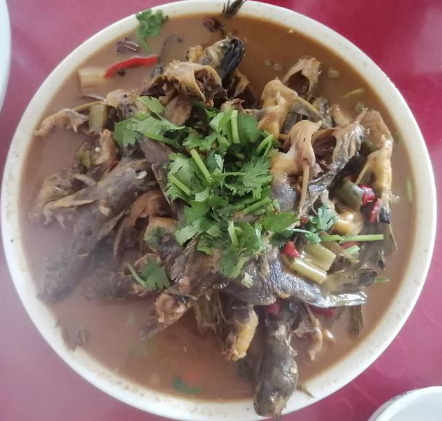 微山哪个饭店的鱼做得好，微山韩庄西岳烧汁碟鱼头
