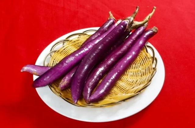 酱香茄子怎么做，简单版酱香茄子怎么做好吃又简单（家常酱香茄子：比肉还好吃）