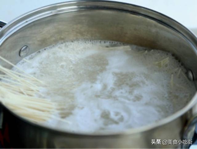 葱油面的家常做法，教你做出吃了心满意足的葱油面（怎么样做葱油面好吃）
