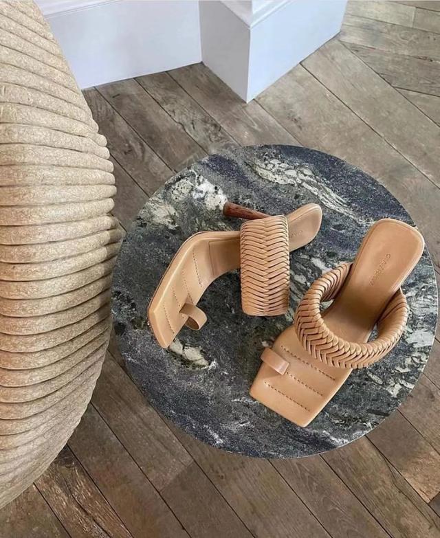 细跟的高跟鞋穿搭，今年的时髦高跟鞋都在这儿了