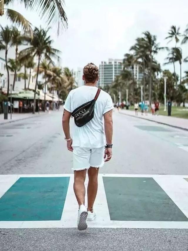 斜挎腰包怎么背才好看，教你3种时尚背法