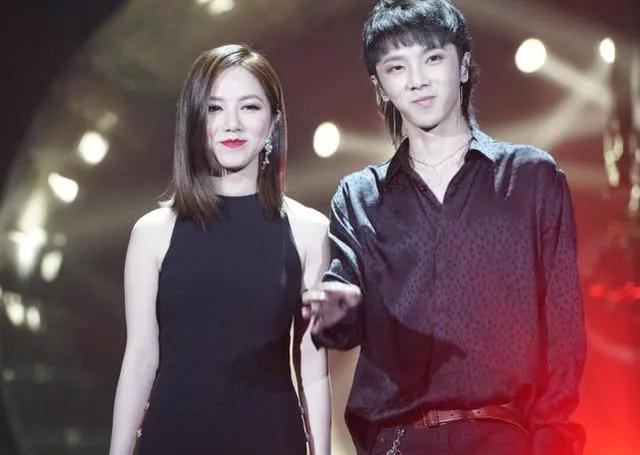 华晨宇女朋友是谁，华晨宇最早的女朋友（男方工作女方甜蜜跟随）