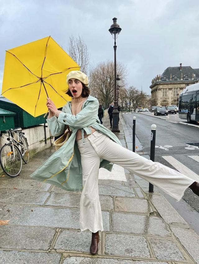 今年春天喇叭裤怎么穿才时髦，今年“封神”的喇叭裤更香