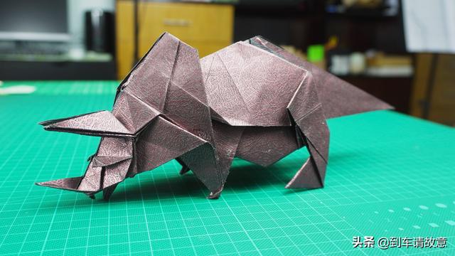 折一只特别简单的三角龙，不如用纸折一只帅气的三角龙