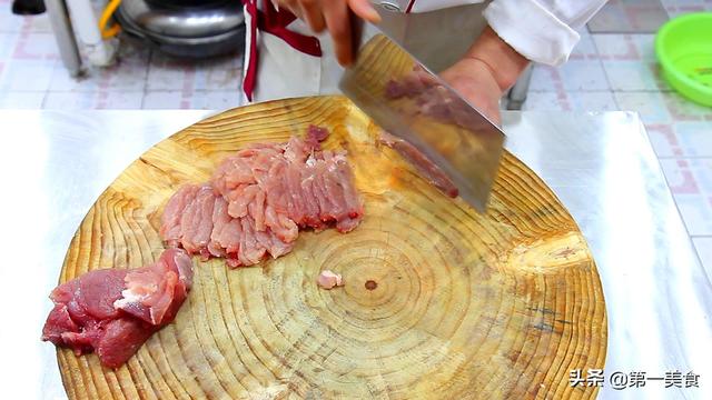 水煮肉片正宗做法，美味又好吃的水煮肉片教程（舌尖火辣比毛血旺过瘾）