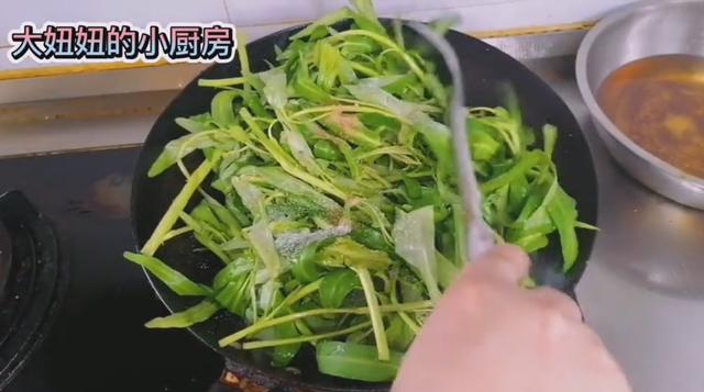 空心菜怎么炒好吃，炒空心菜鲜嫩脆爽开胃下饭（<空心菜>一吃就上瘾）