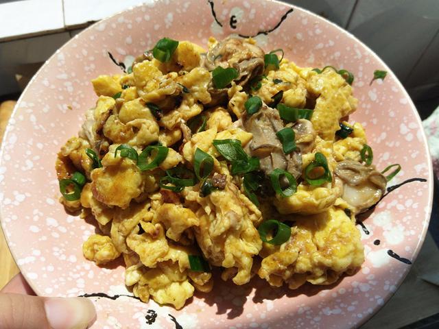 鸡蛋炒海蛎子怎么炒，海蛎子鲜嫩肥美