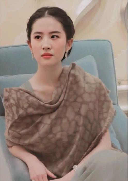 刘亦菲和谁合影都是一脸严肃，刘亦菲与黄晓明罕见合体