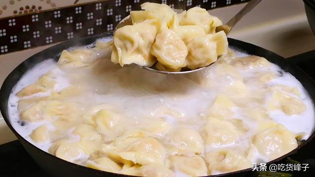 冻饺子煮多长时间，煮冻饺子时最忌水开下锅（冻饺子煮多长时间为宜）