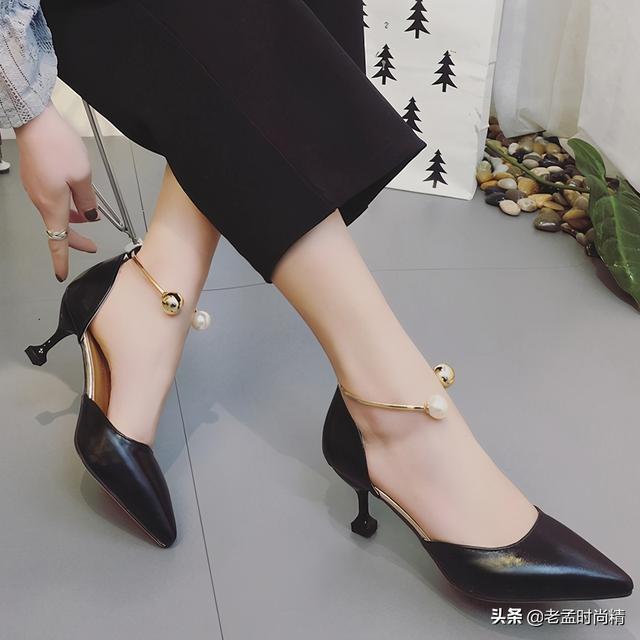 如何穿细跟的高跟鞋，穿上细跟高跟鞋