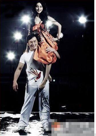 成龙现在多少岁，成龙从年轻到现在（成龙1岁到40岁罕见照）