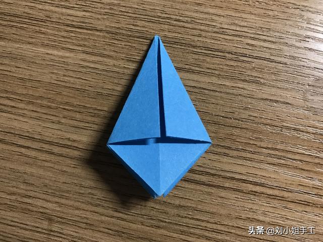 最简单的雨伞折纸方法图解，折纸教程：带爱心的小花伞
