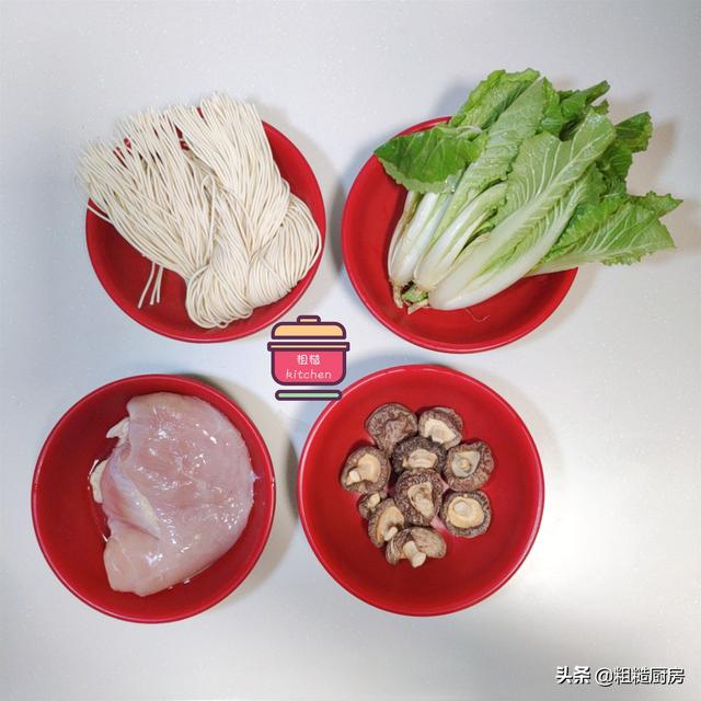 香菇鸡肉面的做法，1把面条1块鸡肉3颗香菇