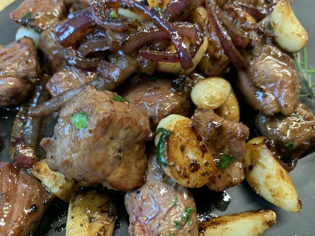 黑椒金蒜牛肉粒，金蒜牛肉粒比补药营养