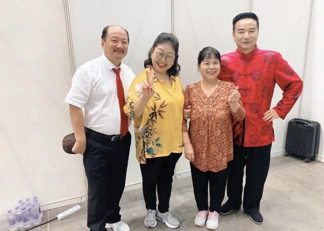 杜海濤一家三口現身機場，海濤紅配綠穿搭不違和，媽媽太可愛減齡 娛樂八卦吃瓜 第5张