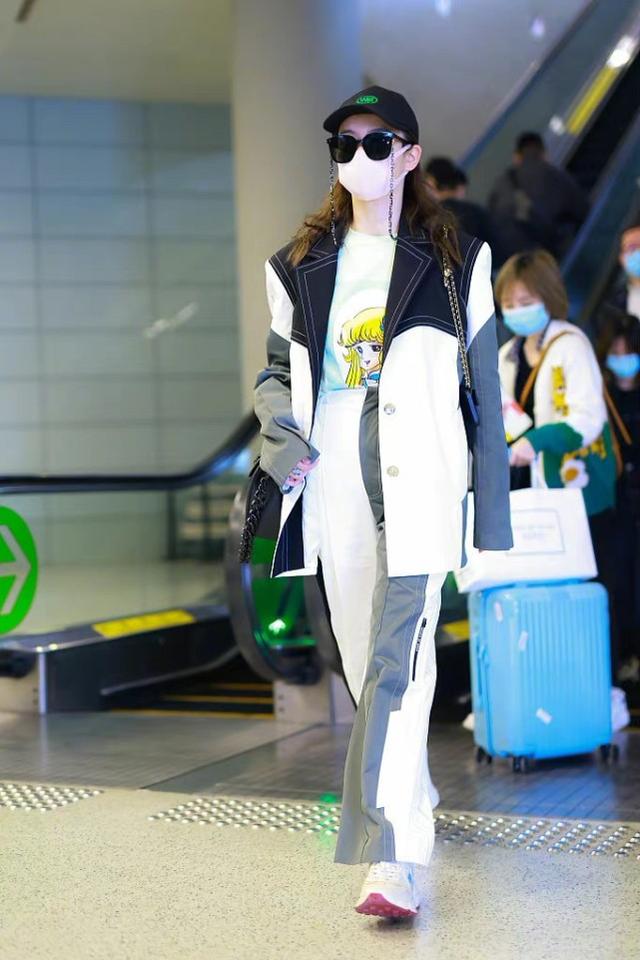 戚薇李承鉉分工明確，李承鉉機場專心帶女兒，戚薇機場獨美 娛樂八卦吃瓜 第6张