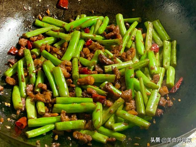 豆角怎么炒好吃又简单，如何炒豆角又好吃又好看（大厨告诉你诀窍都有啥）