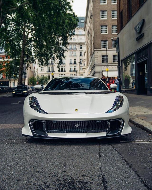 实拍法拉利812 Competizione版 0-200km/h加速仅7.5秒