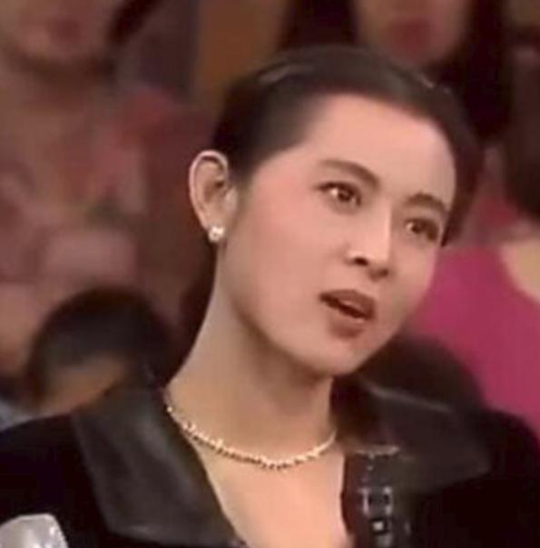 62岁倪萍素颜走机场打扮时髦，走路略显蹒跚不用人扶