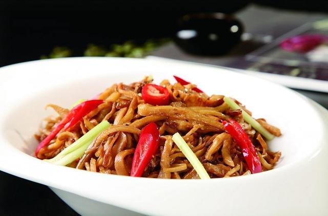 老笋干炒腊肉正宗做法，埋藏在儿时记忆里的那道笋干炒肉