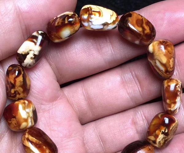 琥珀形成的条件，琥珀的形成过程和条件（琥珀形成需要哪些阶段）