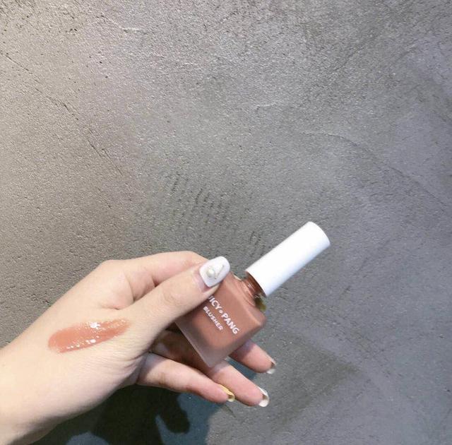 腮红膏哪个好用又持久不掉色，腮红膏它的优点是与肌肤更贴合