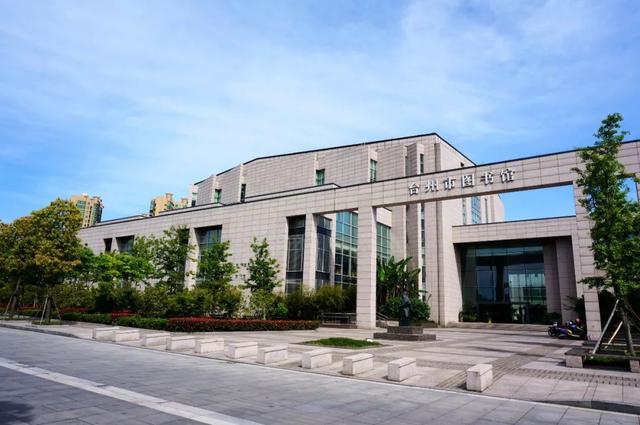 青山湖24小时图书馆，江西首个户外“24小时自助城市书房”在南昌建成