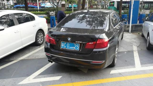 共享车司机倒车疏忽，男子租共享汽车跑黑车这下惨了