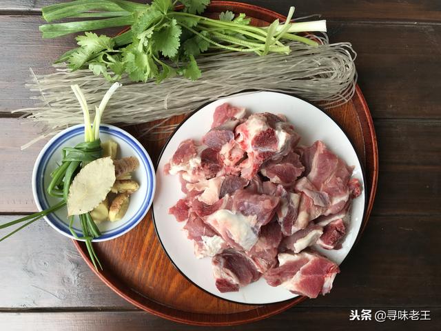 牛肉粉丝汤的做法，家庭牛肉粉丝汤最简单做法（牛肉丸粉丝汤的做法）