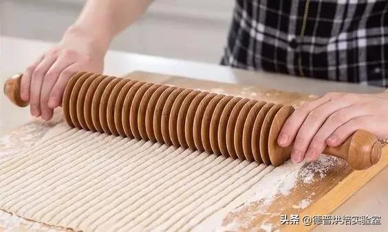 擀面杖如何制作，有时候擀面杖也能做出艺术甜品