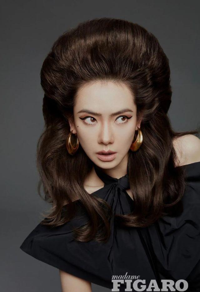 戚薇封面照出爐，復古爆炸頭酷勁十足，是「禿頭女孩」羨慕的發量 娛樂八卦吃瓜 第4张