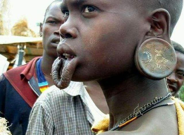 唇盘族人生活，非洲最变态唇盘族