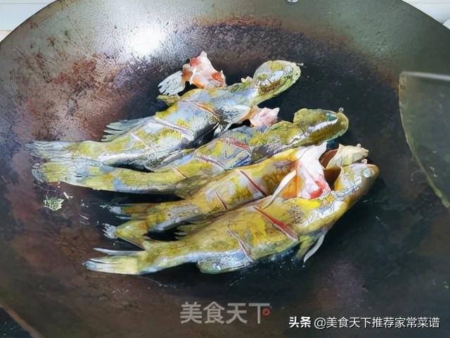 黄鸭叫最好吃的做法，用烧热的药膳油再将鱼烫熟