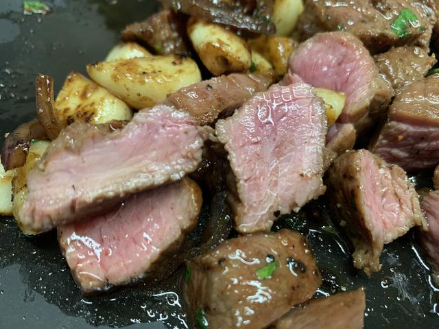 黑椒金蒜牛肉粒，金蒜牛肉粒比补药营养