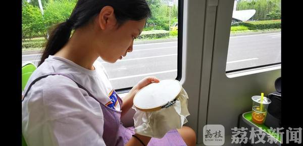 穿成甜宠文学霸女配，炮灰女配逆袭成学霸