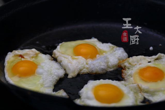 青椒炒荷包蛋的正确方法，青椒炒鸡蛋很多人第一步就错了