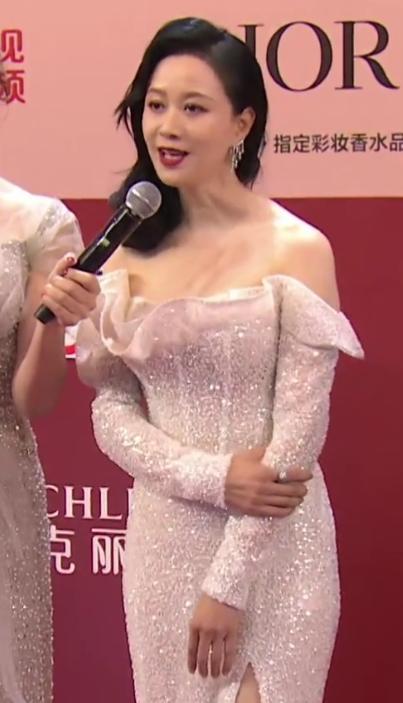 上海电影节闭幕式红毯，陈都灵最新红毯（上海国际电影节举行闭幕红毯）