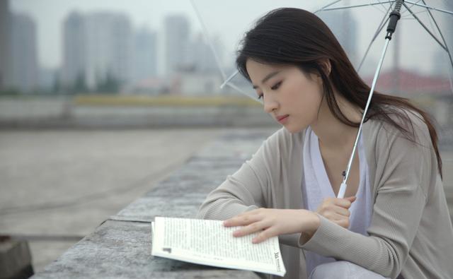 赵丽颖和杨紫身高对比照，杨紫穿平底鞋仍比赵丽颖高