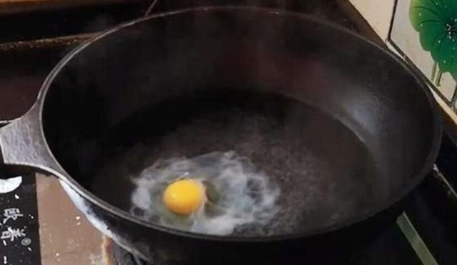 水煮荷包蛋的技巧，水煮荷包蛋有诀窍这样煮不散花（切记不要水开下锅）