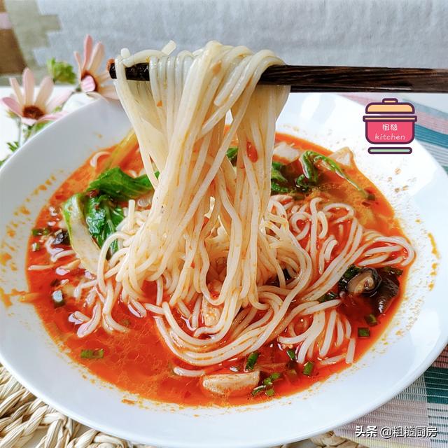 香菇鸡肉面的做法，1把面条1块鸡肉3颗香菇