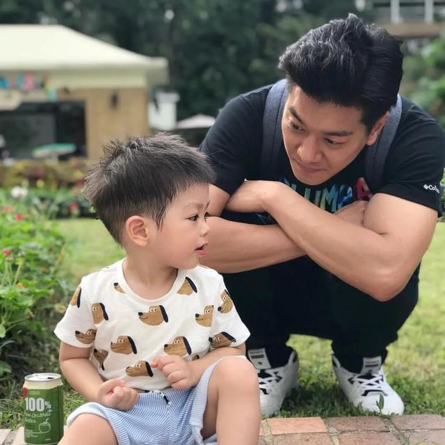 54岁tvb小生近况，54岁TVB肌肉男神晒父子合照