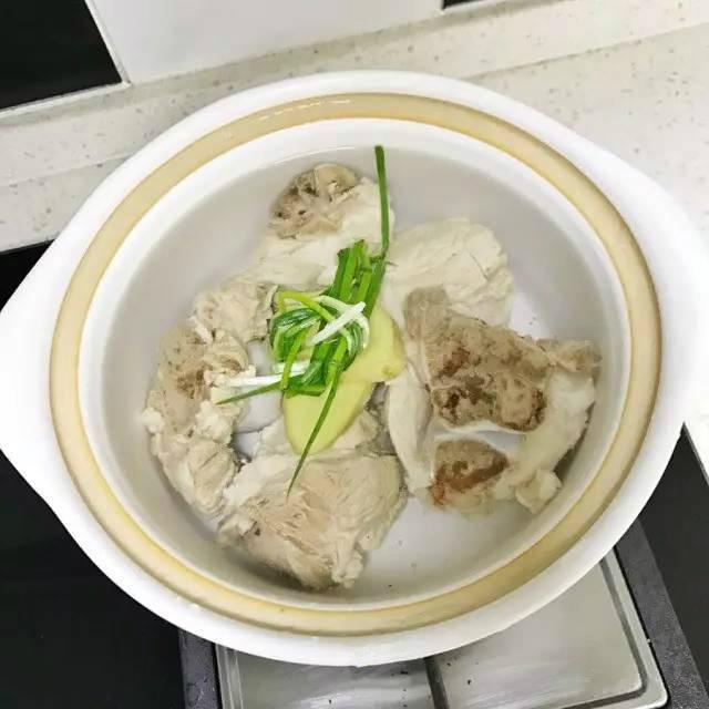 宝宝辅食筒子骨熬粥的做法，宝宝筒子骨白菜稀饭中午刚做完