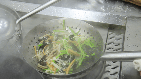 老式酸辣肚丝汤做法，大厨教你天冷该喝什么