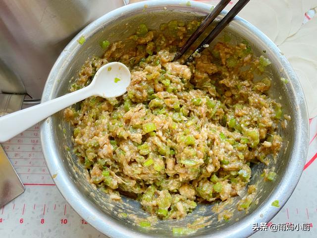 芹菜馅饺子怎么做，芹菜馅饺子怎么做好吃窍门（调饺子馅牢记“3放2不放”）