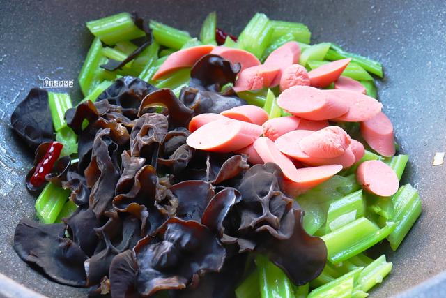 芹菜木耳做法大全家常窍门，芹菜和木耳搭配