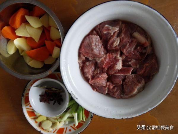 土豆胡萝卜炖牛肉，土豆胡萝卜炖牛肉的正宗做法（牛肉搭配土豆胡萝卜一锅炖）