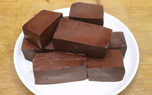 猪血怎么煮才嫩一点，教你用鲜猪血来煮猪血