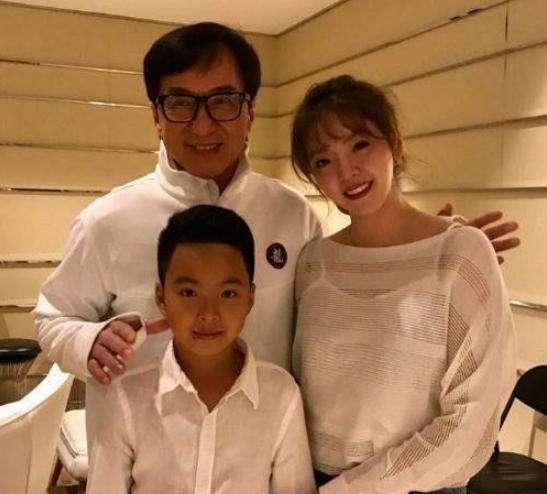 成龙现在多少岁，成龙从年轻到现在（成龙1岁到40岁罕见照）