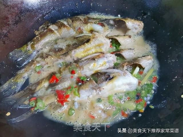 黄鸭叫最好吃的做法，用烧热的药膳油再将鱼烫熟